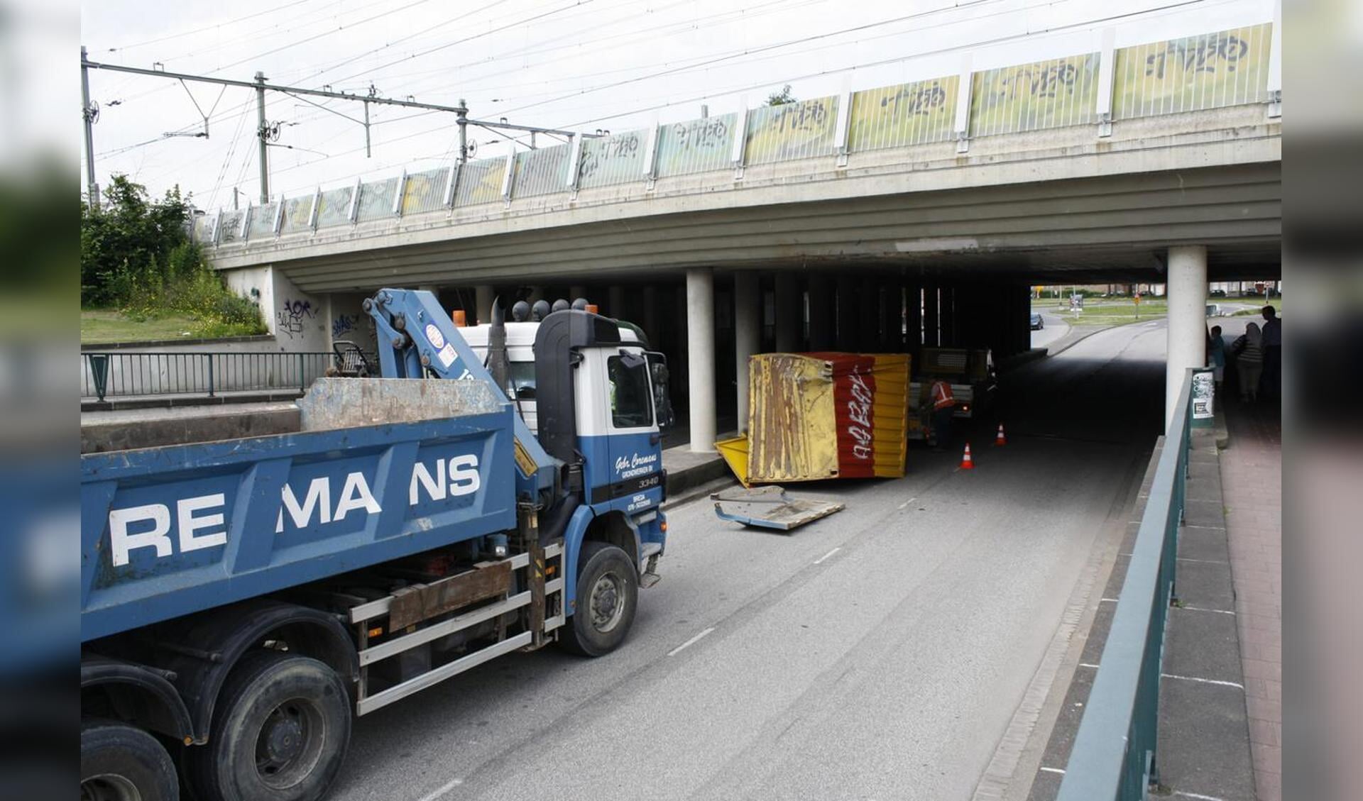 Vrijdag viel een container van een vrachtwagen die tegen het viaduct aan de Terheijdensweg  reed foto Serge Mouthaan