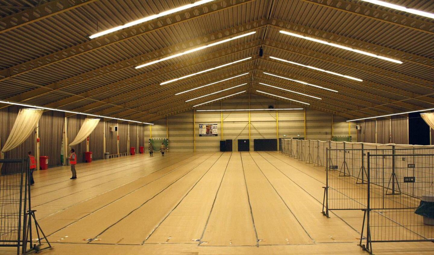 Het Racketcentrum aan de Terheijdenseweg wordt in gereedheid gebracht voor de opvang van 250 vluchtelingen gedurende 72 uur.