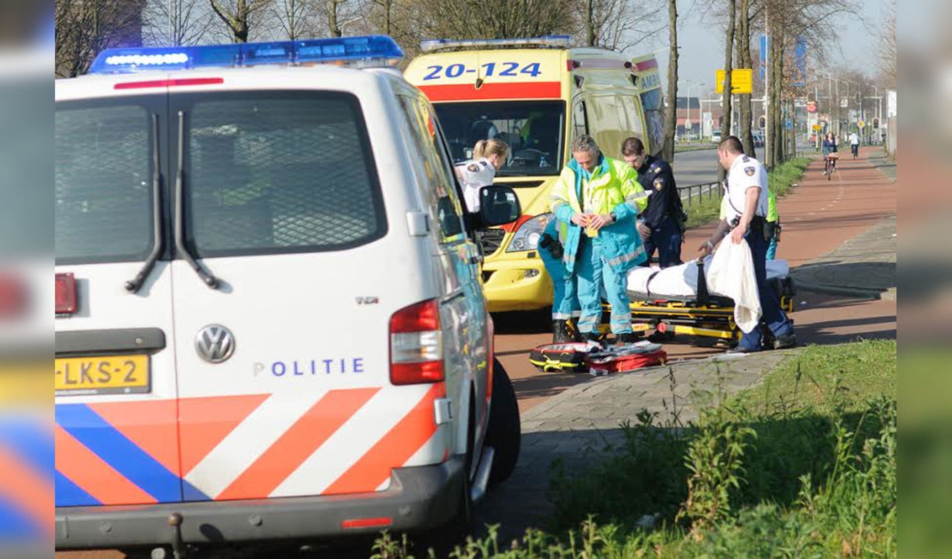 Fietsster gewond na aanrijding op de Crogtdijk. foto Tom van der Put/SQ Vision