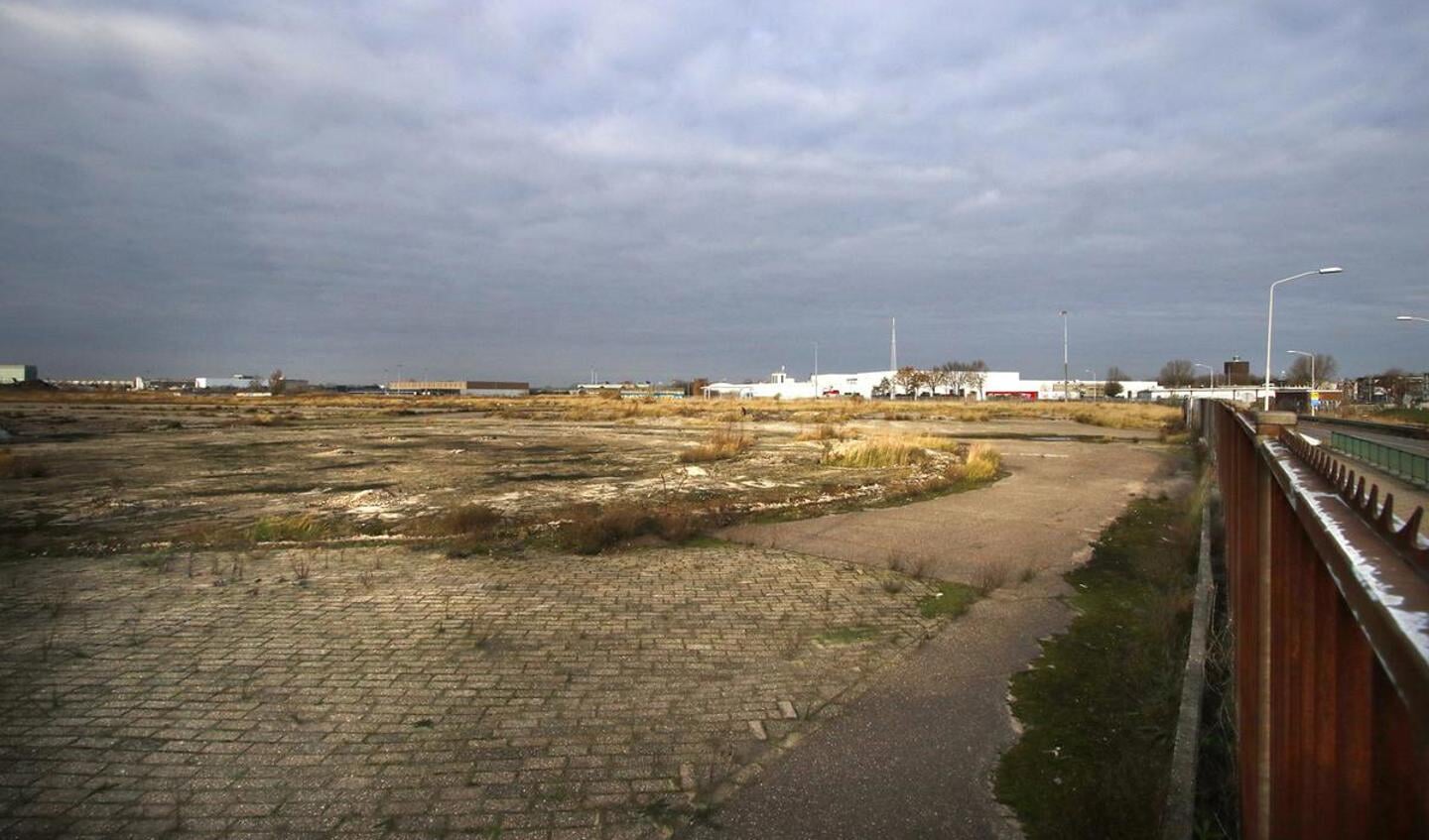 Het terrein van de voormalige suikerfabriek van CSM aan de Markkade. Sinds de sloop in 2009 ligt het terrein braak.