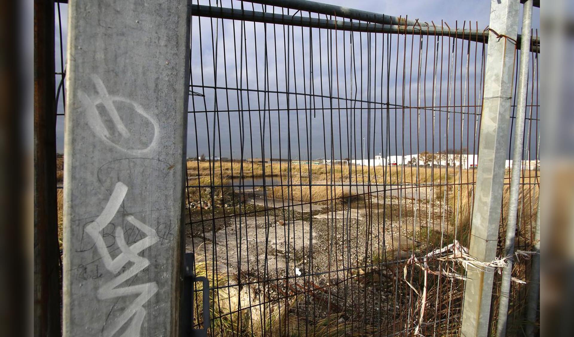 Het terrein van de voormalige suikerfabriek van CSM aan de Markkade. Sinds de sloop in 2009 ligt het terrein braak.