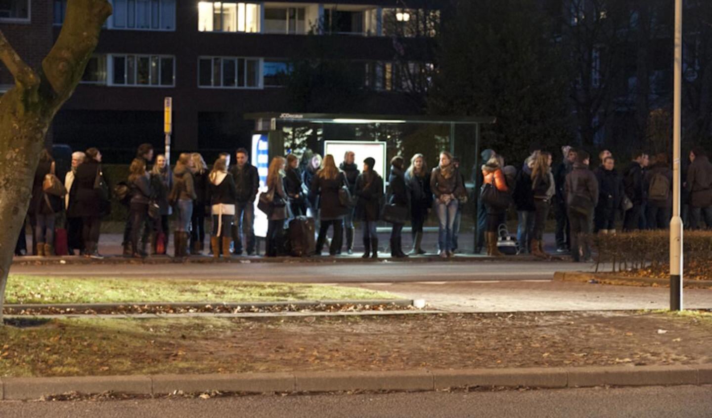 Na een lange dag college of werkgroepen op weg naar huis. Studenten van de NHTV. foto Guido van der Kroef