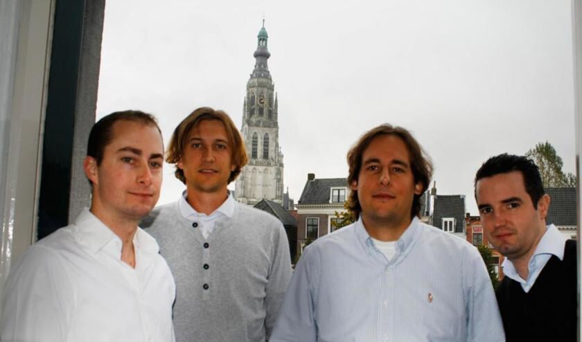 De huidige eigenaars van Netvlies. Links en tweede van rechts oprichters Jeroen Thoolen en Jochem Vlemmix. Tweede van rechts en geheel rechts Philip Lomans en Tomas van den Nieuwendijk. foto Wijnand Nijs