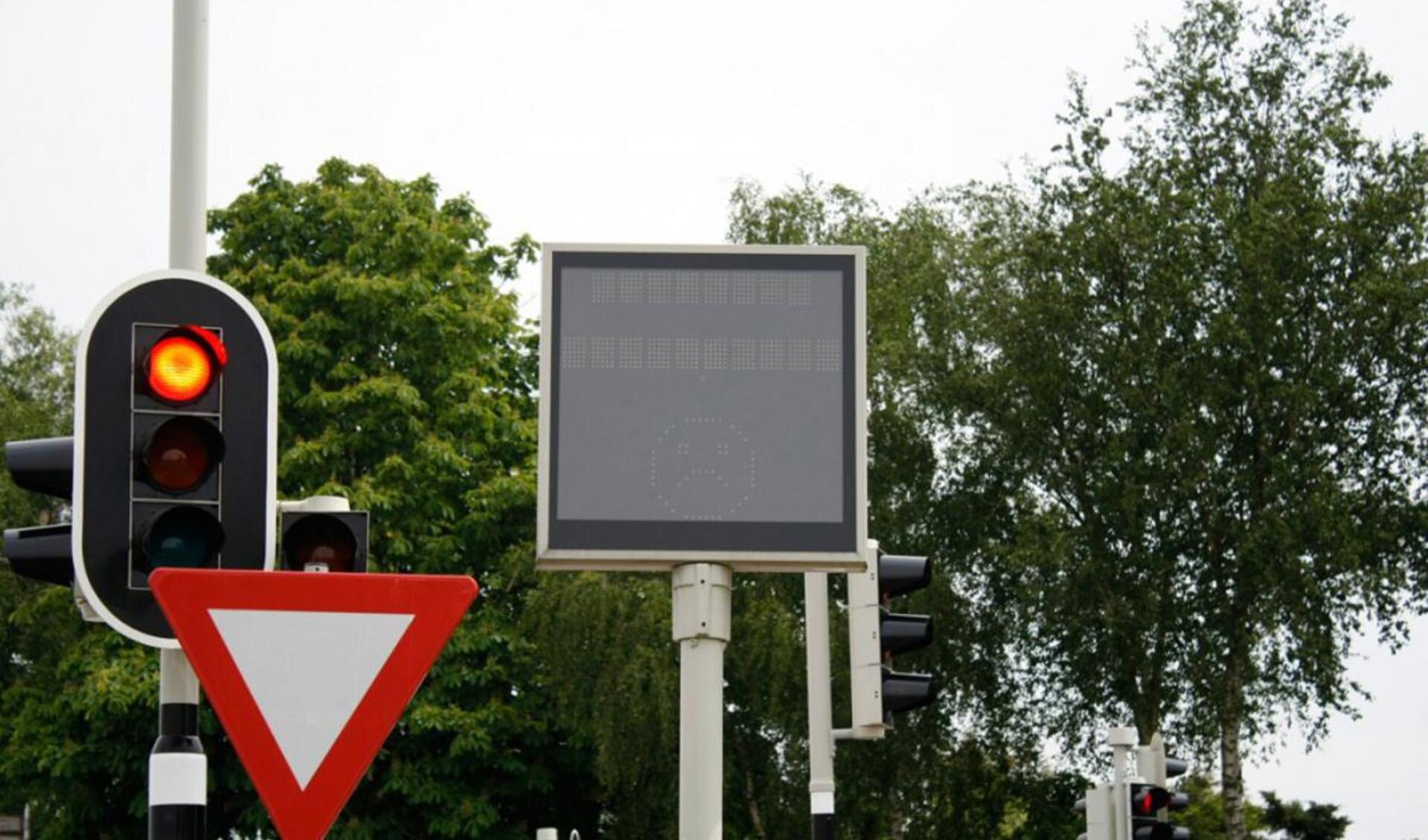 Een bord bij een droevige smiley moet het verkeer door Teteringen ontmoedigen. foto Thijs Kroezen