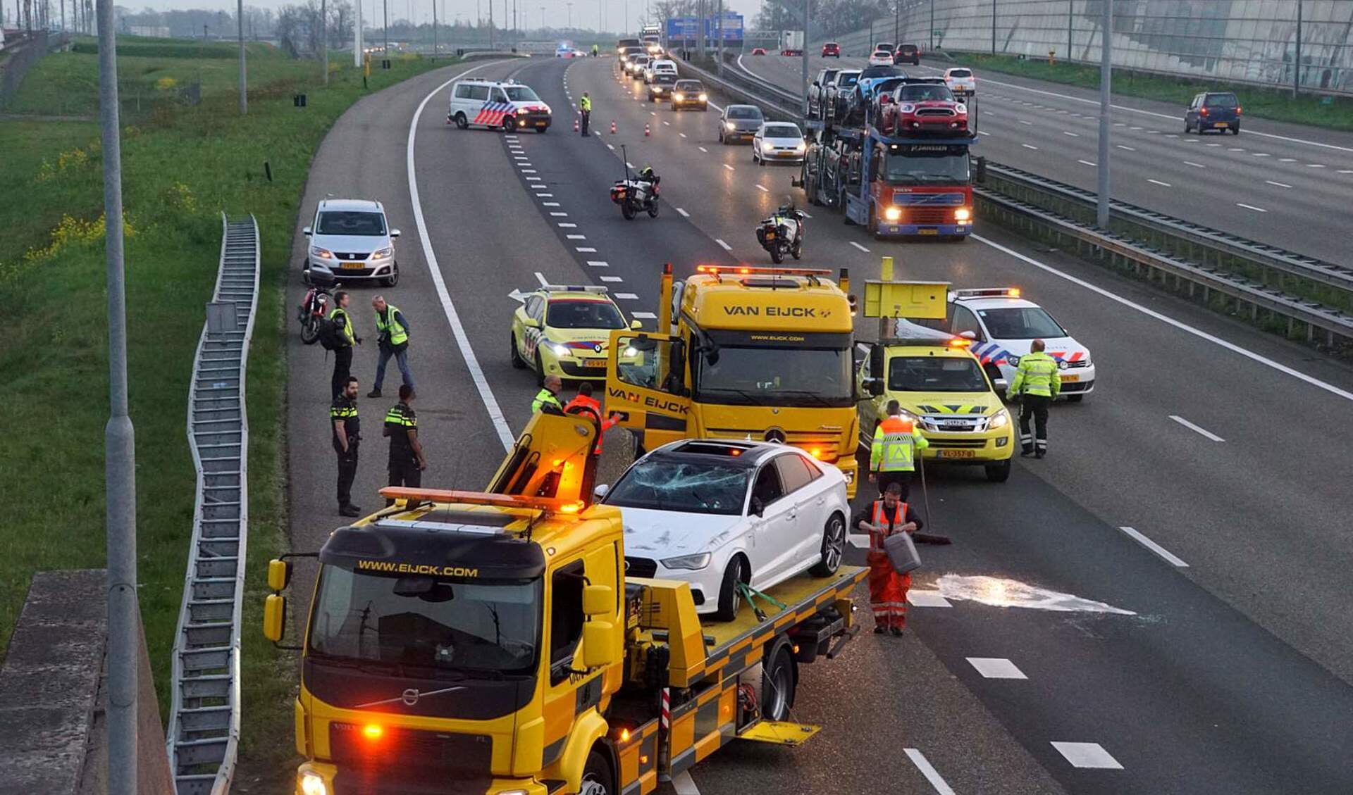 Dinsdagavond 4 april is een auto over de kop gegaan op de A16 bij Prinsenbeek.