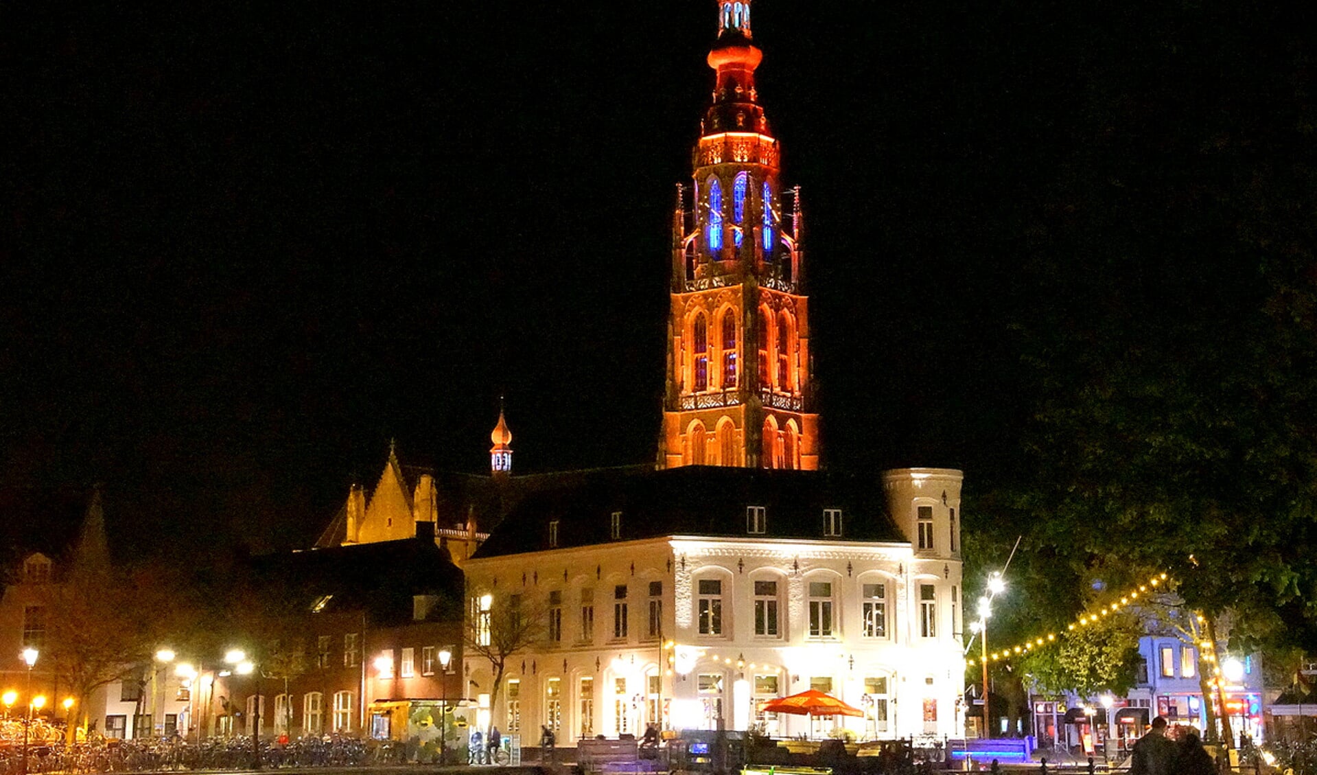 De Grote Kerk in een oranje gloed op Koningsnacht 2017.