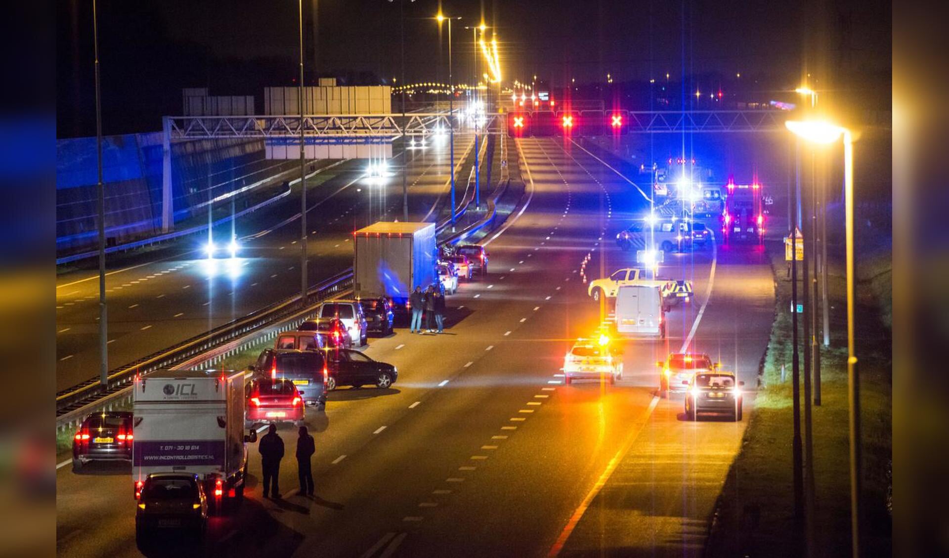 Bij een ongeval op de A16 bij Prinsenbeek is een 24-jarige man uit Dordrecht om het leven gekomen.