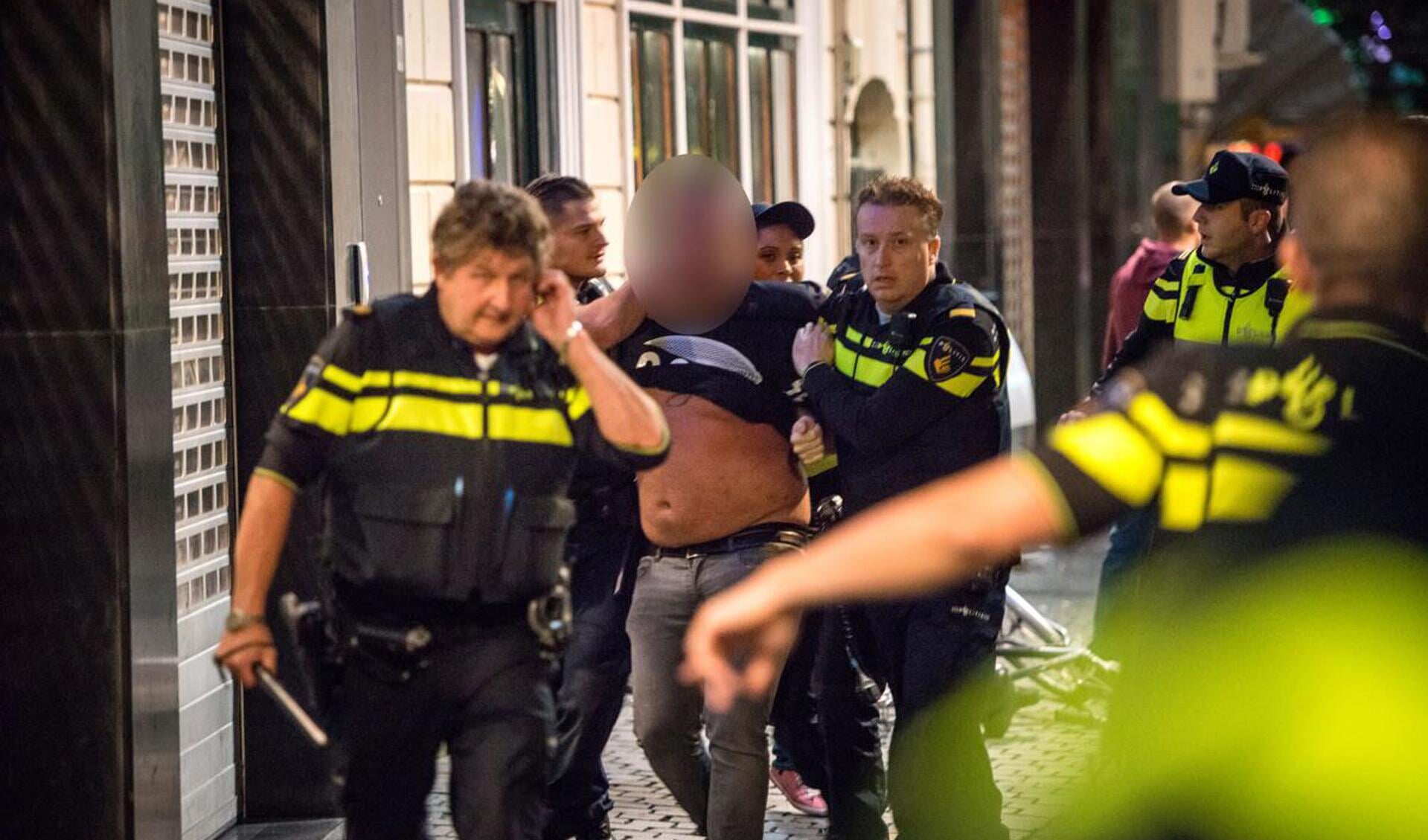 Ten minste twee mannen werden aangehouden na een vechtpartij in het Bredase centrum.