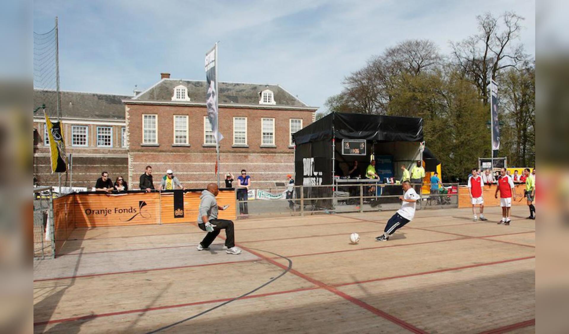 Dak- en thuislozen spelen om de Dutch Homeless Cup op het Kasteelplein. foto Peter Visser