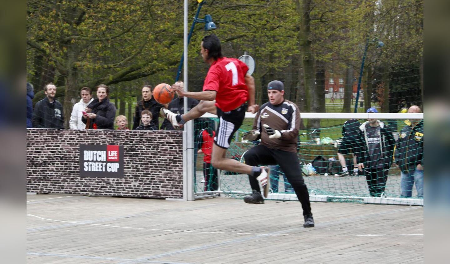 Voetballers in actie tijdens de Dutch Street Cup in Breda. foto Walter van Arendonk
