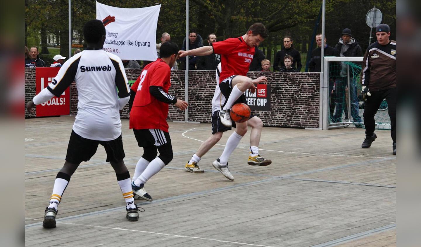 Voetballers in actie tijdens de Dutch Street Cup in Breda. foto Walter van Arendonk