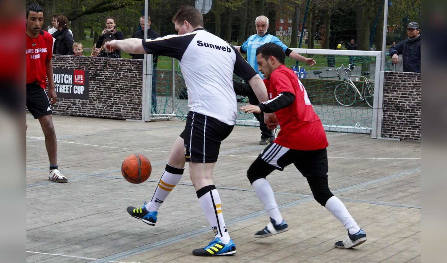 Voetballers in actie tijdens de Dutch Street Cup in Breda. foto Walter van Arendonk