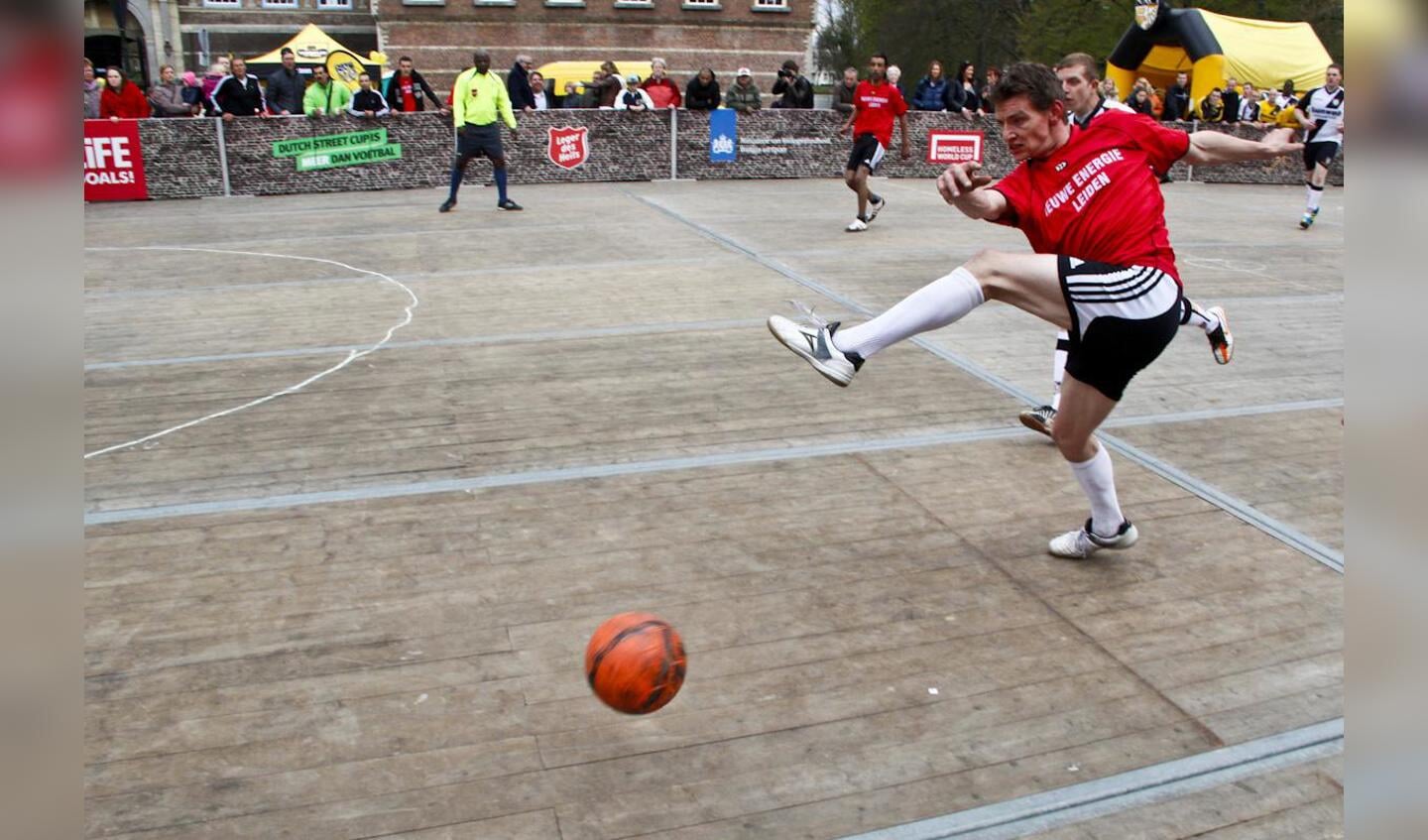 Voetballers in actie tijdens de Dutch Street Cup in Breda. foto Walter van Arendonk