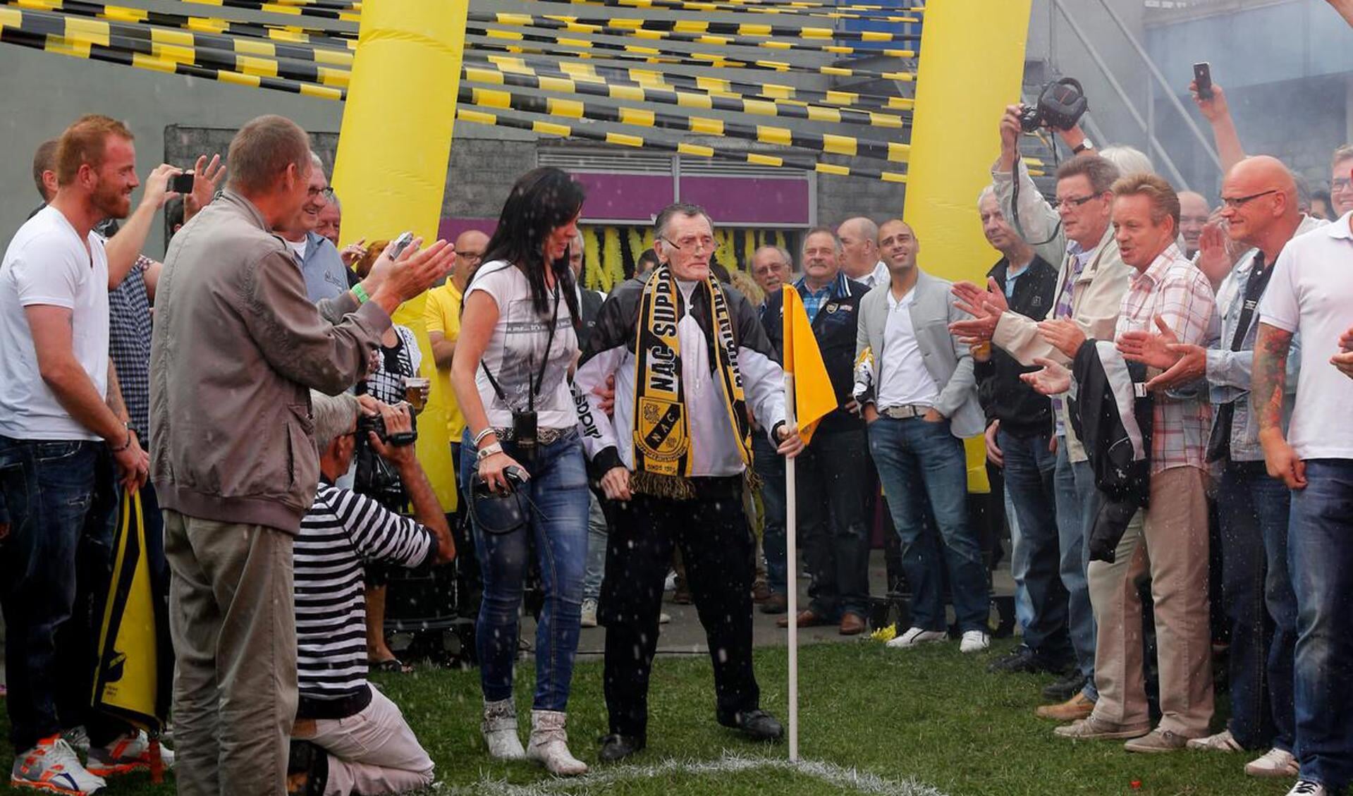 Een erewedstrijd in 'zijn' Westeind: NAC en zijn fans steunden Hein van Poppel. foto Peter Visser