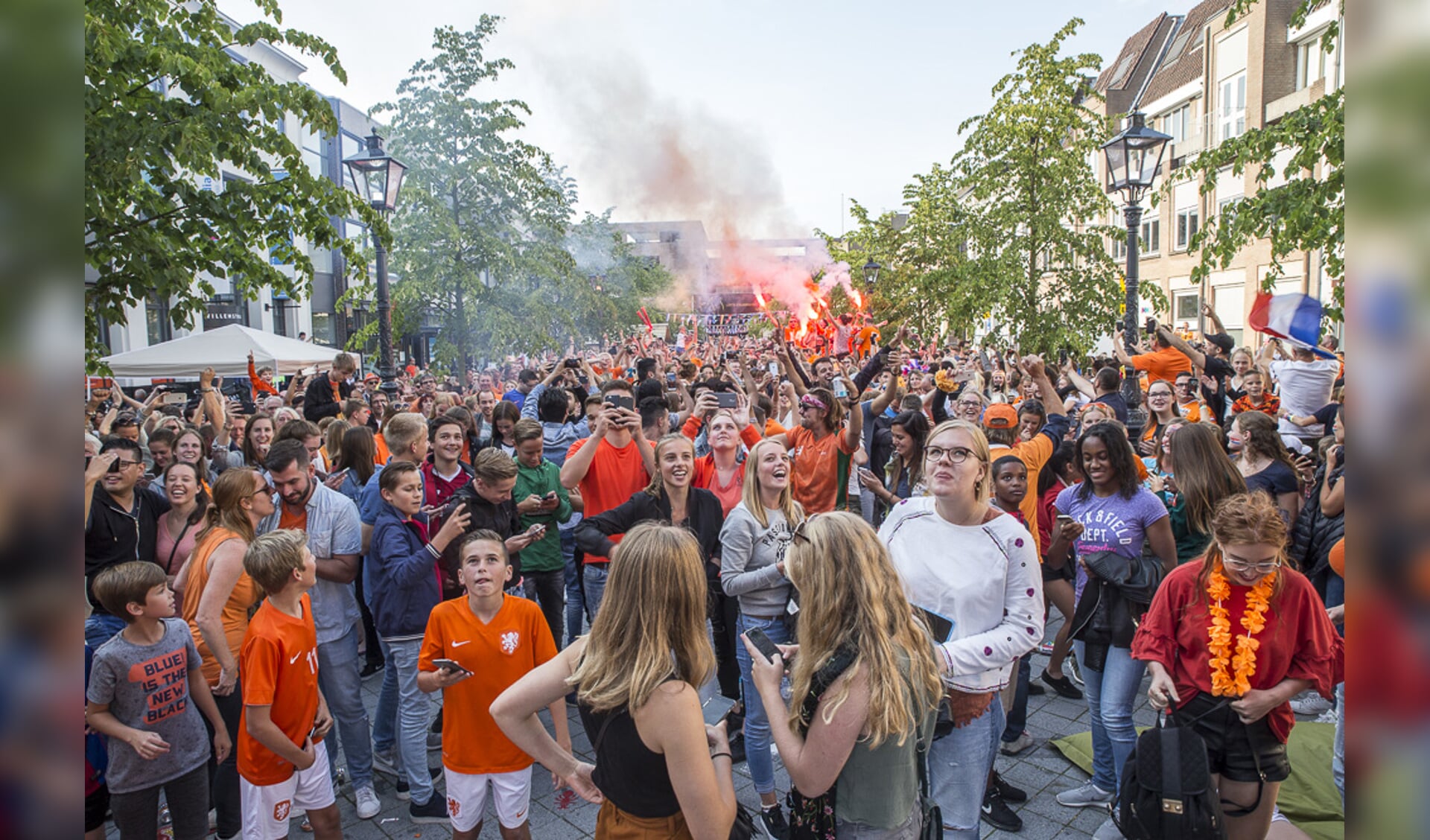 Honderden Oranjefans bekijken op de Willemstraat de finale Nederland-Denemarken.