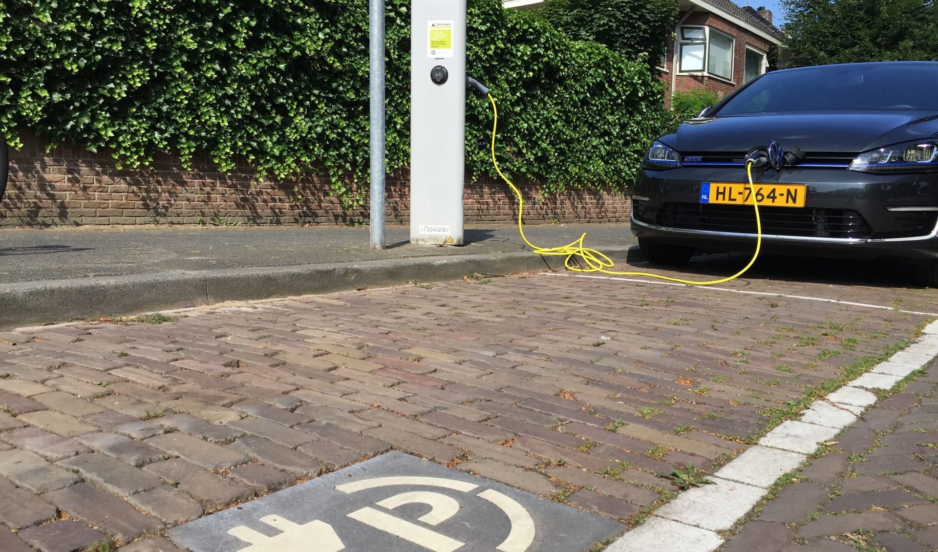 Laadpaal voor twee elektrische auto's in een zone voor betaald parkeren in Breda.