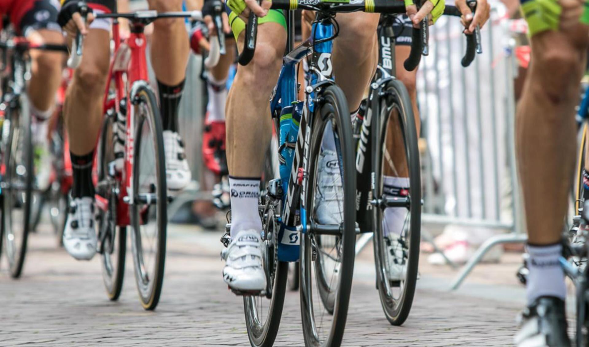 Een kleurrijke impressie van de tweede etappe van de Eneco Tour 2015, met start en finish in Breda.