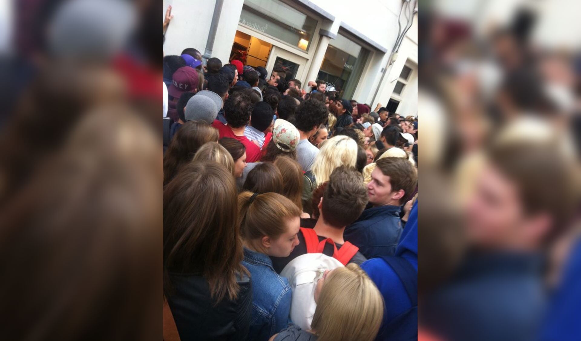 Meer dan 150 mensen wachten al sinds alle vroegte in de Tolbrugstraat op de start van de uitverkoop bij Epic. foto Noortje Nijs