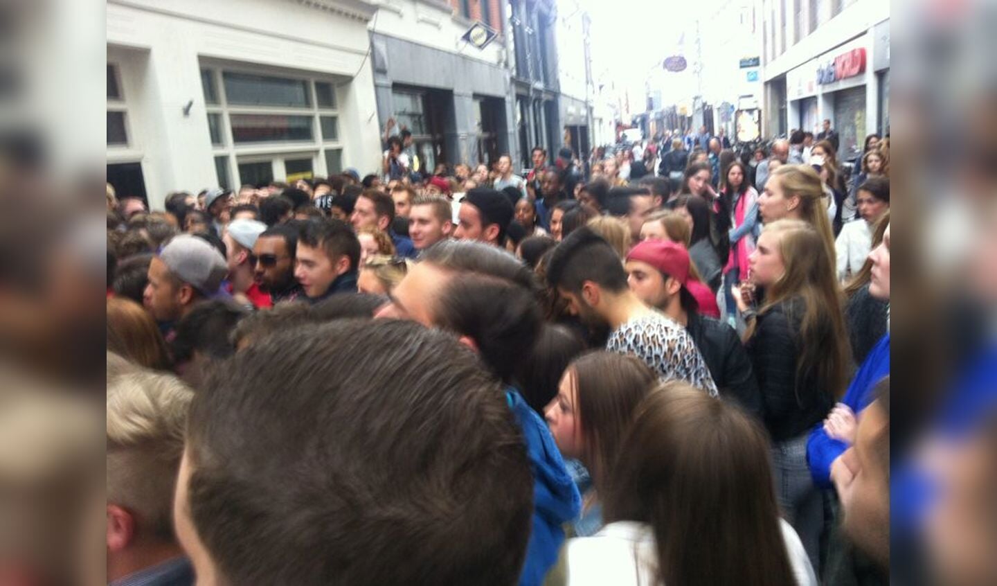 Meer dan 150 mensen wachten al sinds alle vroegte in de Tolbrugstraat op de start van de uitverkoop bij Epic. foto Noortje Nijs