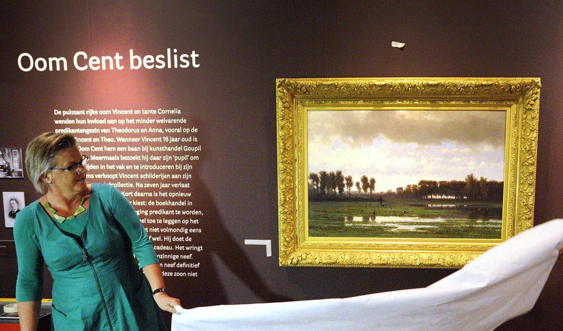 Wethouder Marianne de Bie onthuld 'Jager in Polderlandschap' in Breda's Museum.