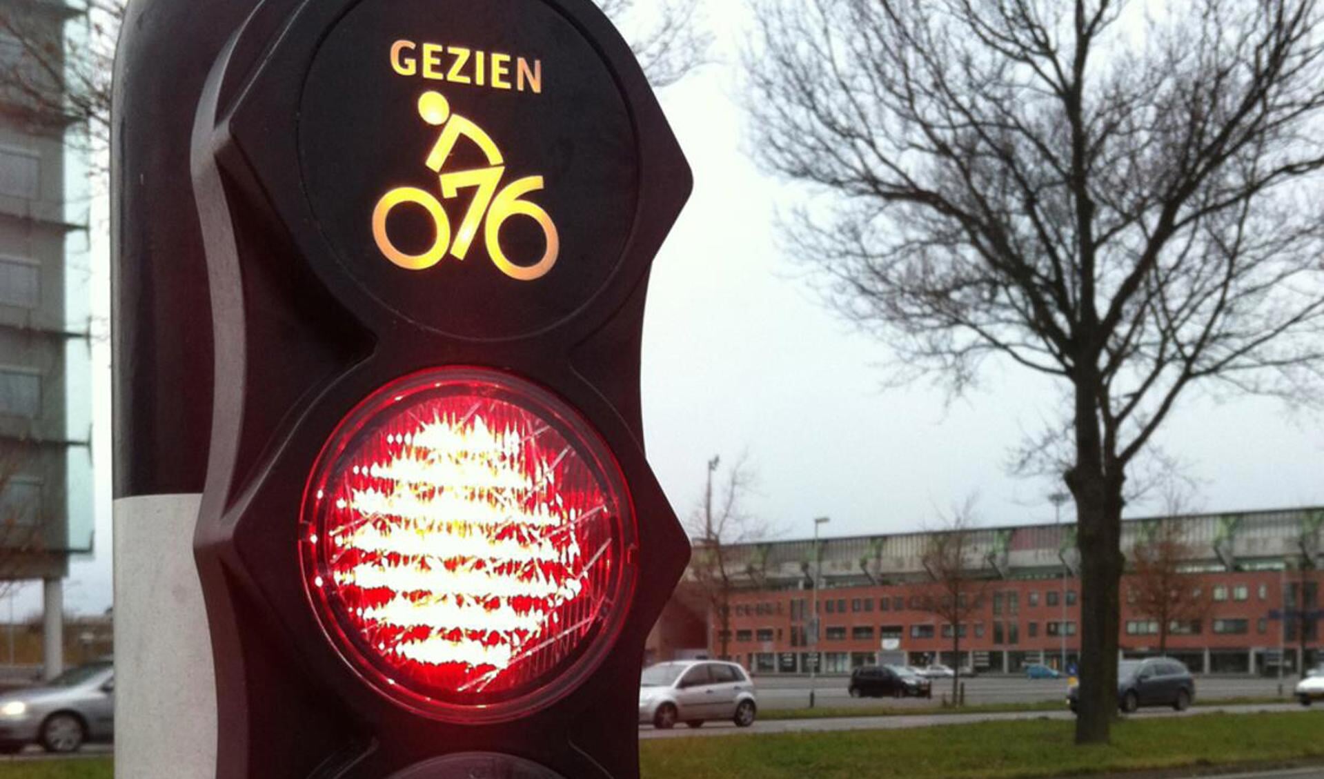 Fietsdetectielicht bij de Zoeteinval met 076-fietslogo. foto gemeente Breda