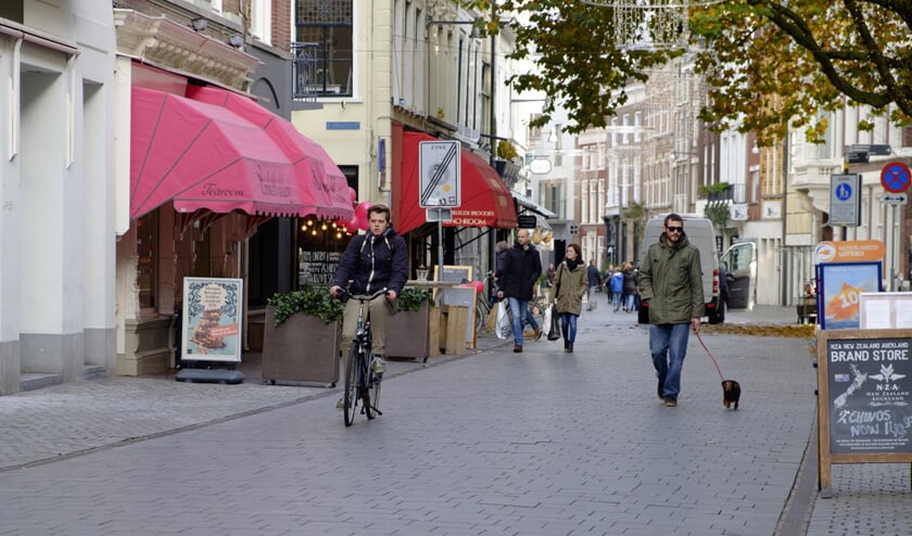 Fietsers in de Bredase binnenstad. Breda wil fietsen in het voetgangersgebied legaliseren.  