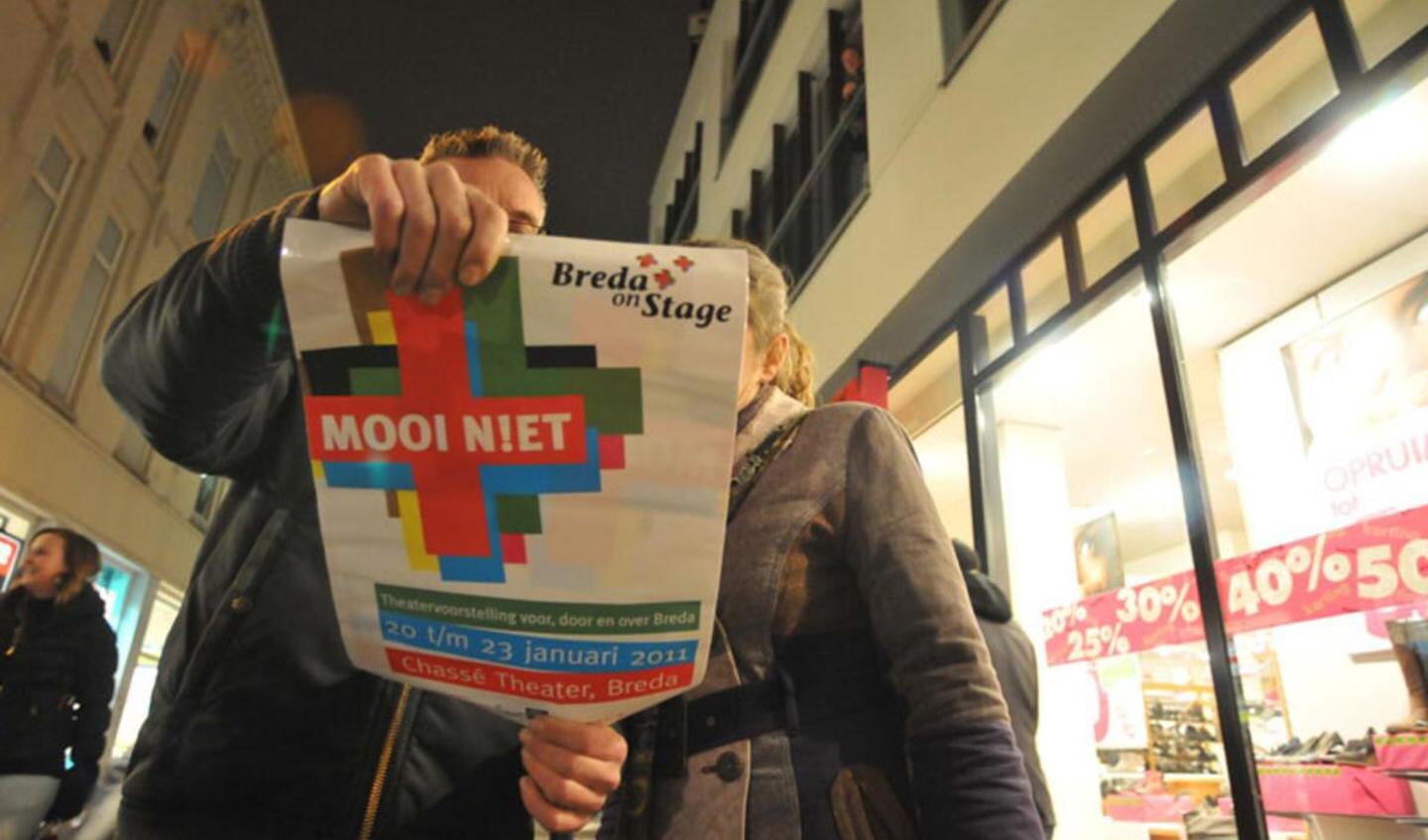 Een flashmob die je niet iedere dag tegenkomt in de binnenstad van Breda door de cast van Breda On Stage. foto Perry Roovers.