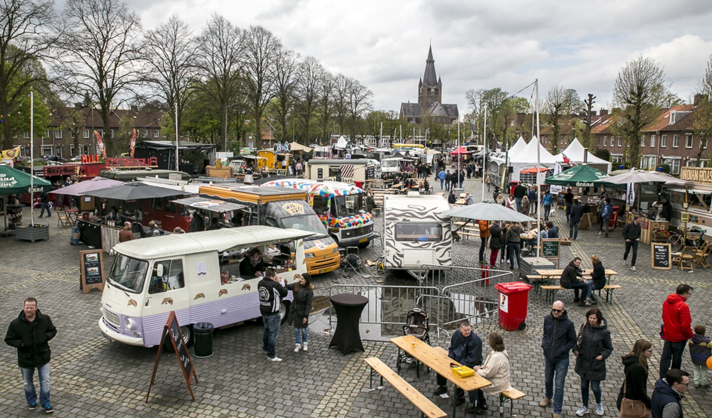 Je maal bijelkaar scharrelen bij de verschillende foodtrucks op het Schoolakkerplein in het Ginneken tijdens de Eeterij op Wielen.