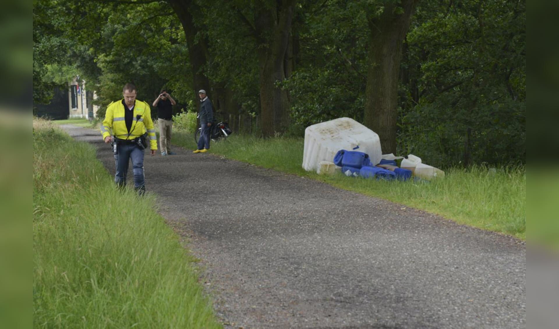 Aan de Randweg in Prinsenbeek zijn woensdag zo'n veertig vaten gevonden, waarschijnlijk drugsafval. foto Perry Roovers/SQ Vision