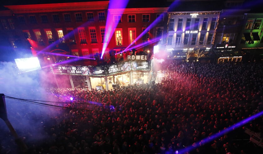 Hardwell draait op het dak van het Glazen Huis, nadat hij de dj's heeft ingesloten.