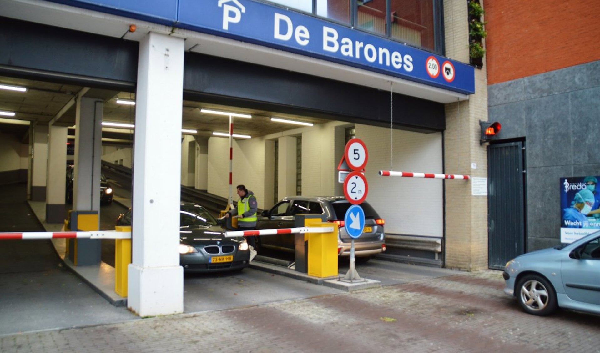 Medewerker Roy van Parkeerbedrijf Breda deelt ‘groeimatjes’ uit aan de bezoekers van parkeergarage De Barones.