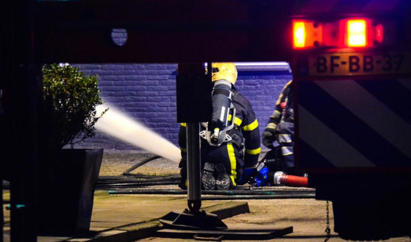 Antonissen Interieurbouw aan de Fatimastraat is zondagavond in vlammen opgegaan. foto Luuk Koenen/SQ Vision