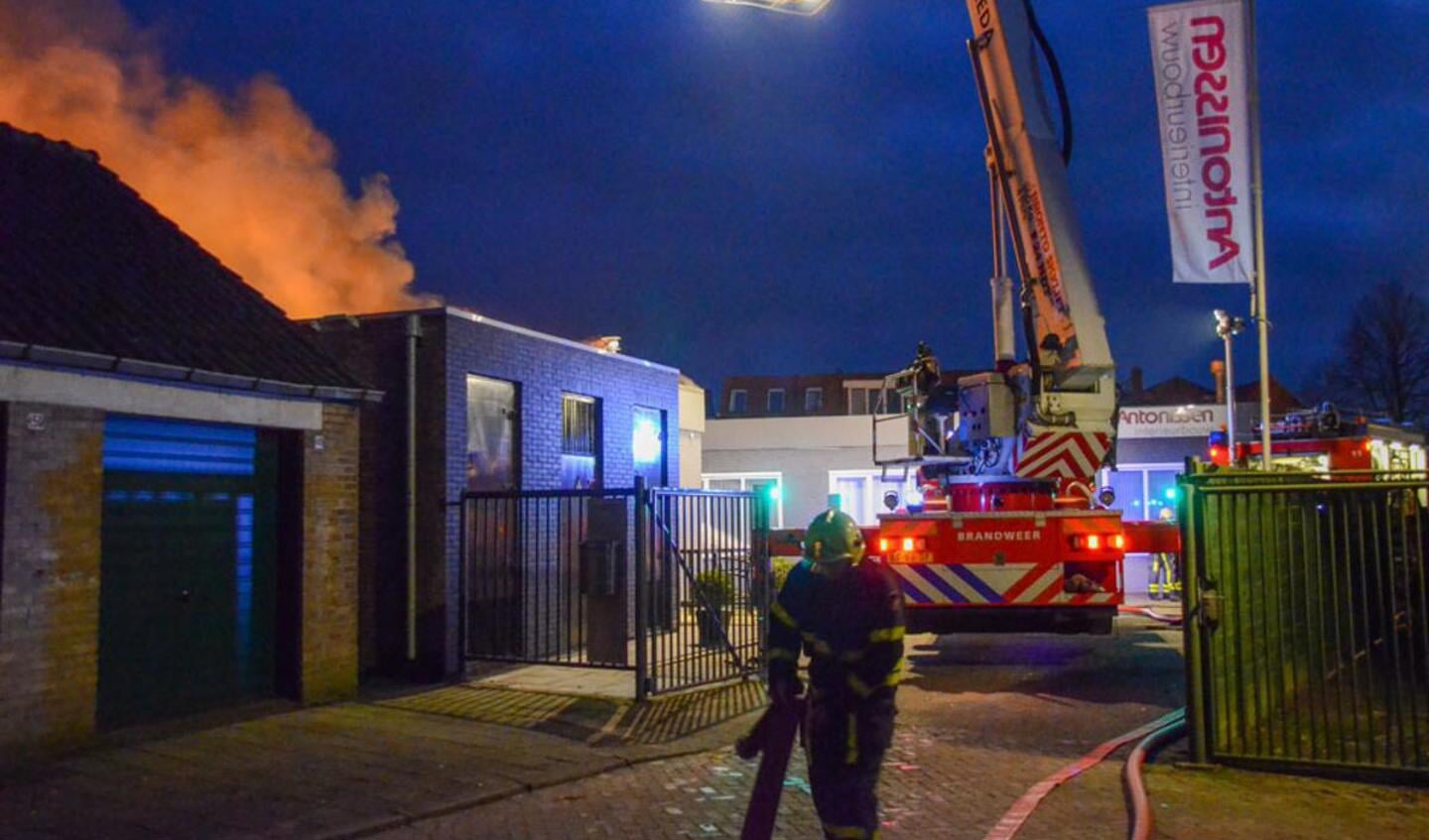 Antonissen Interieurbouw aan de Fatimastraat is zondagavond in vlammen opgegaan. foto Luuk Koenen/SQ Vision