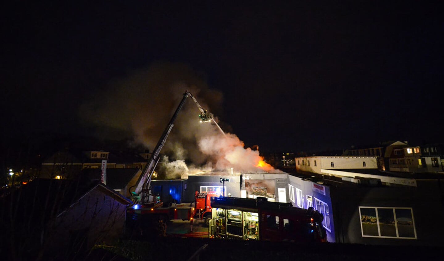 Antonissen Interieurbouw aan de Fatimastraat is zondagavond in vlammen opgegaan. foto Luuk Koenen/SQ Vision