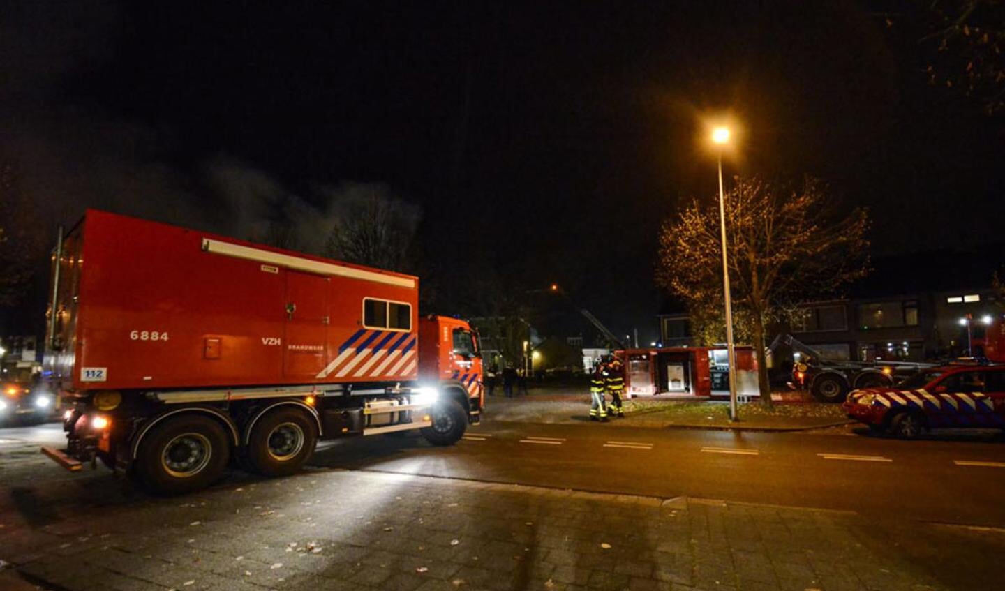 Antonissen Interieurbouw aan de Fatimastraat is zondagavond in vlammen opgegaan. foto Luuk Koenen/SQ Vision