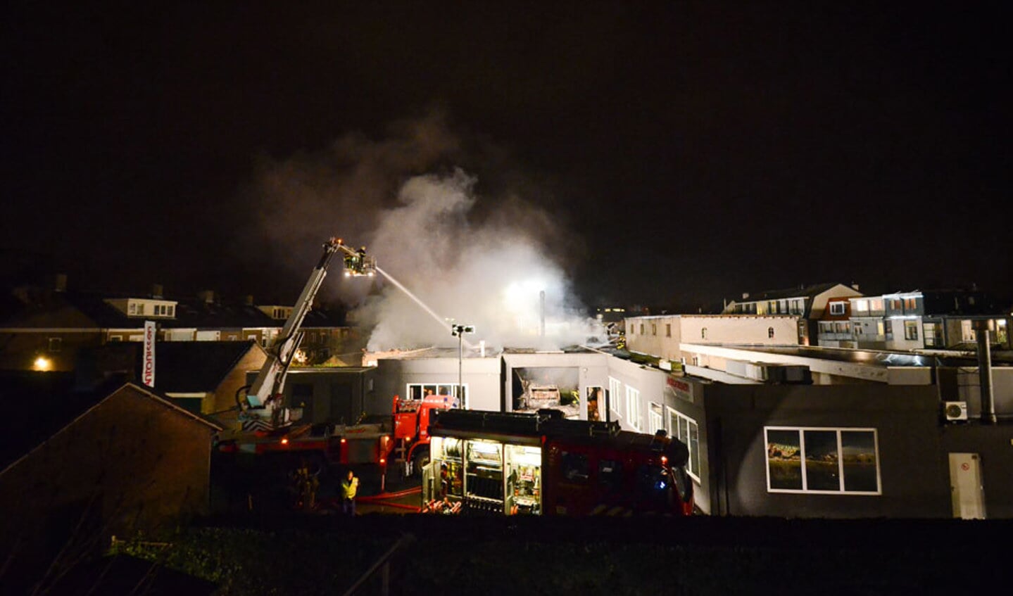 Antonissen Interieurbouw aan de Fatimastraat is zondagavond in vlammen opgegaan. foto Luuk Koenen/SQ Vision