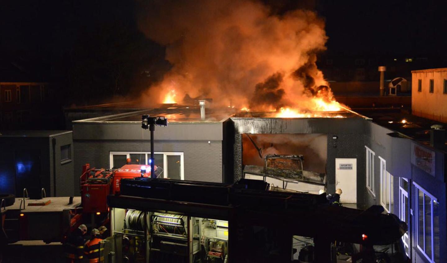 Grote uitslaande brand bij Antonissen Interieurbouw in Breda. foto Perry Roovers/SQ Vision