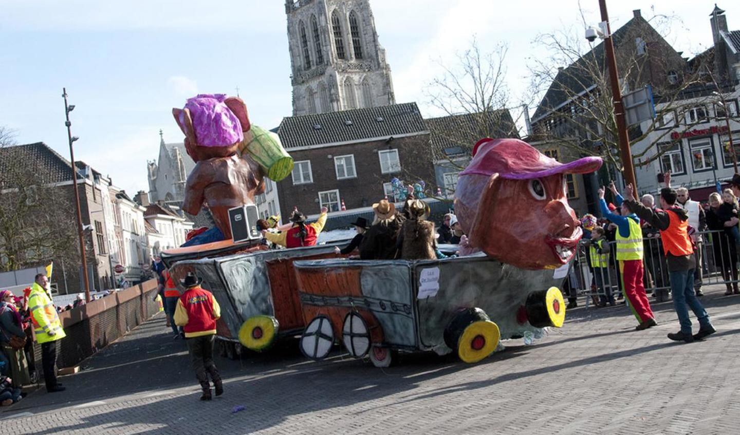 Een bonte stoet wagens trekt door het centrum van Breda. foto Perry Roovers