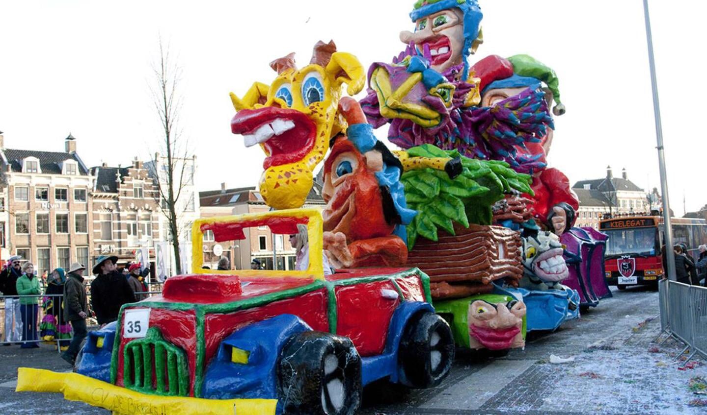 Een bonte stoet wagens trekt door het centrum van Breda. foto Perry Roovers