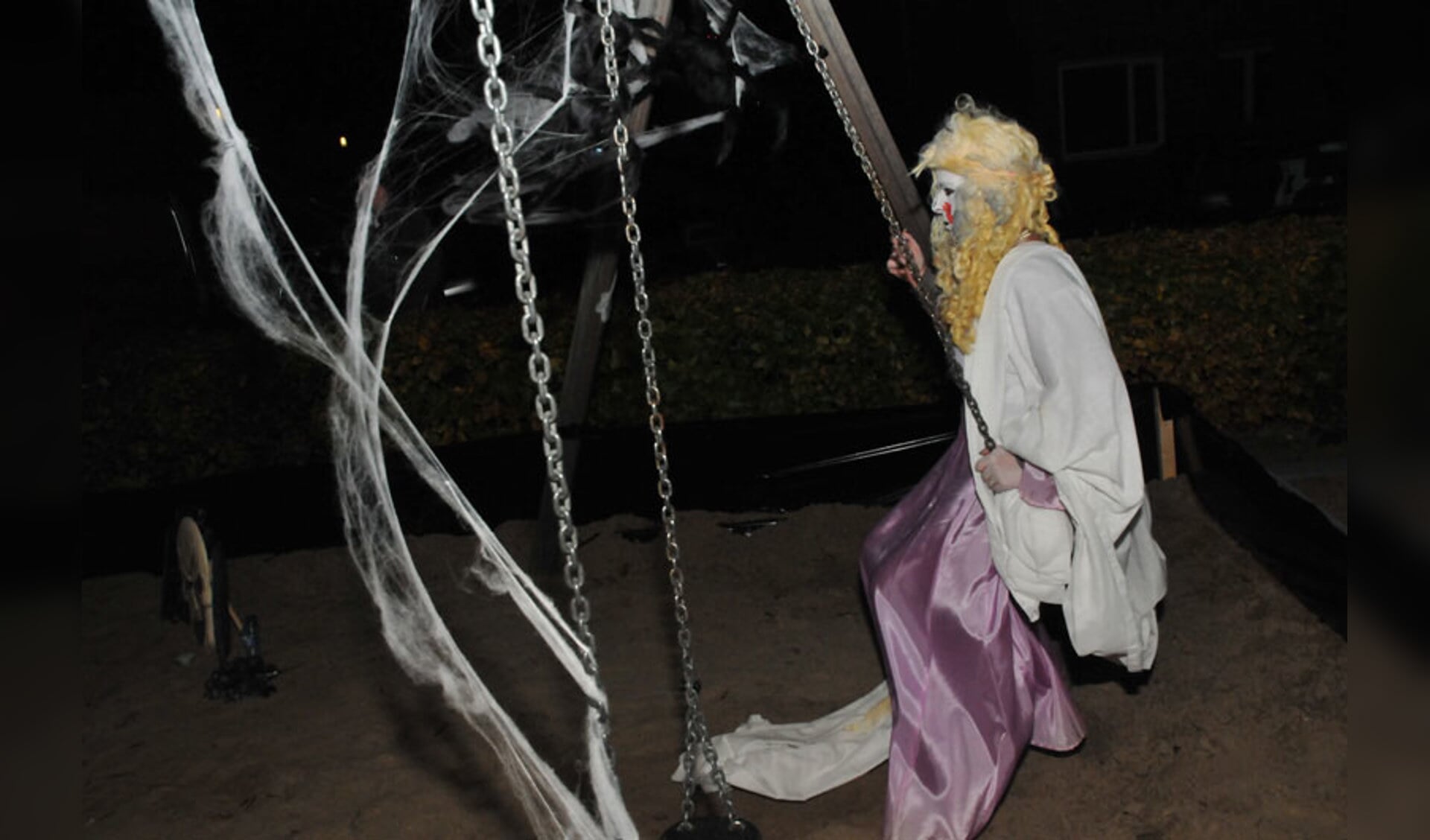 Veel enge figuren tijdens Halloween-avond in de Haagse Beemden. foto Perry Roovers