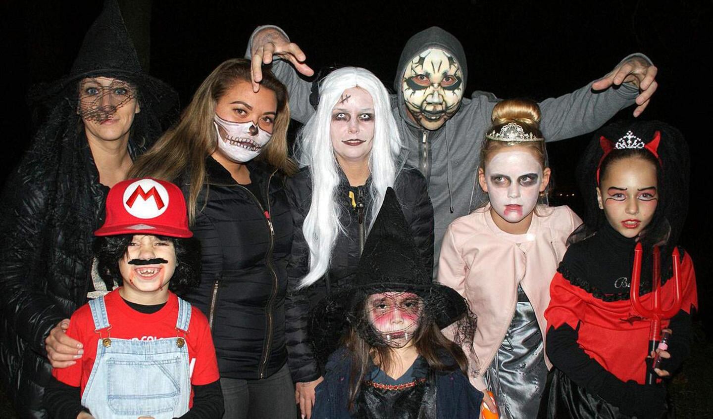 De Jonge Ondernemende Moeders (JOM) verzorgden vrijdagavond 30 oktober een geslaagde Halloweentocht in de Haagse Beemden.