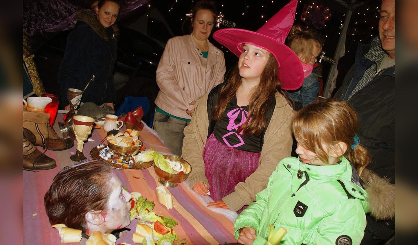 De Jonge Ondernemende Moeders (JOM) verzorgden vrijdagavond 30 oktober een geslaagde Halloweentocht in de Haagse Beemden.