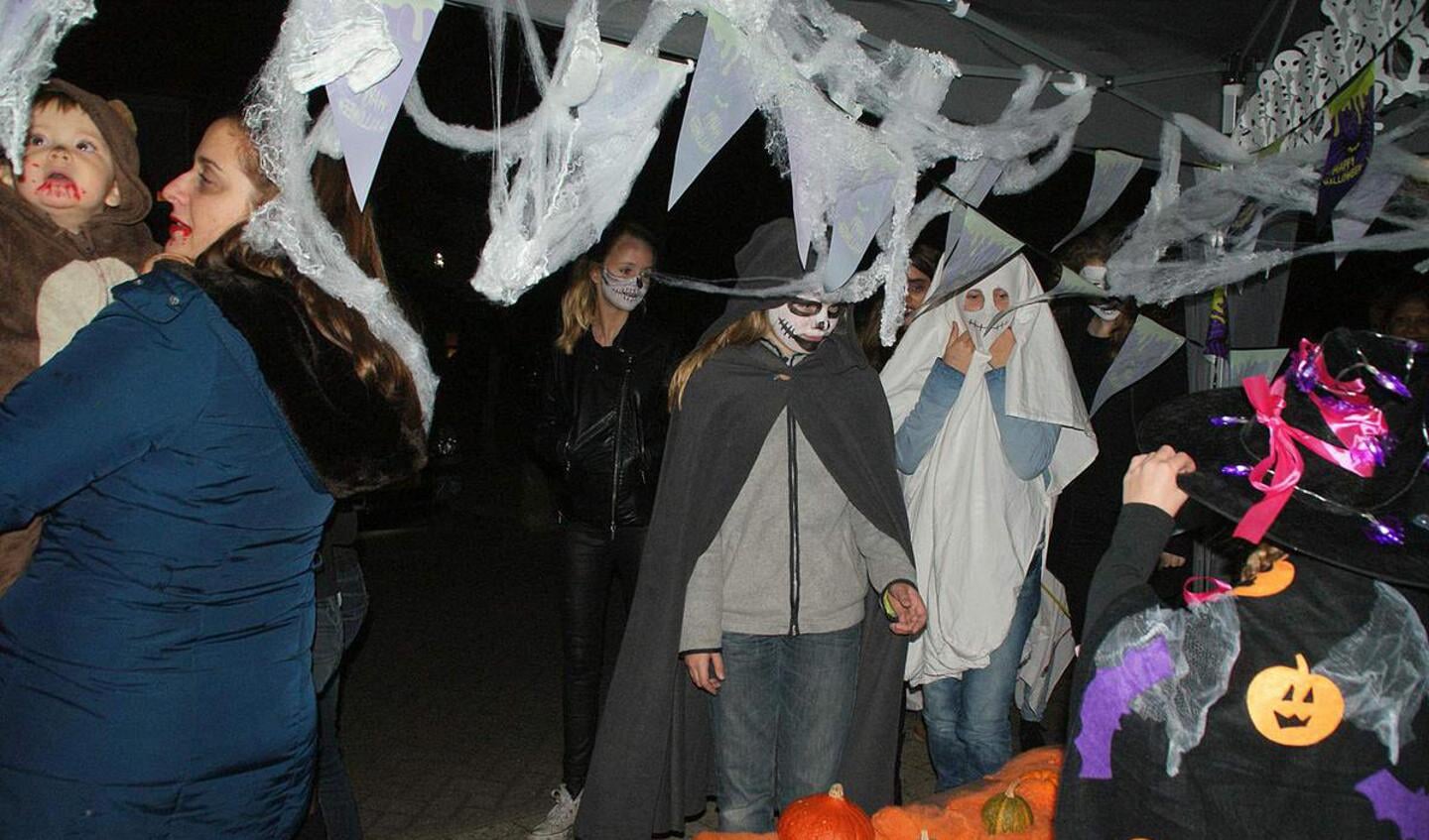 De Jonge Ondernemende Moeders (JOM) verzorgden vrijdagavond 30 oktober een geslaagde Halloweentocht in de Haagse Beemden.