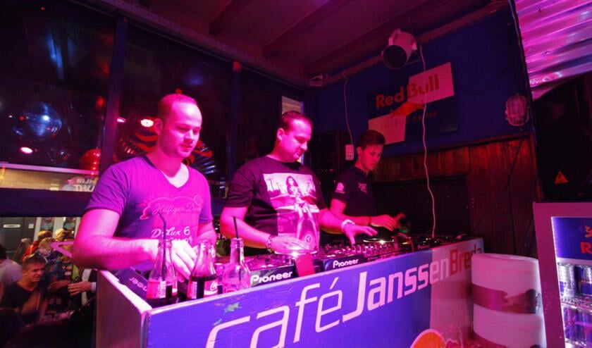 DJ Hardwell werd zondag verrast met de Cultuurprijs. En bouwde daarna een feestje in Café Janssen. foto Wijnand Nijs  