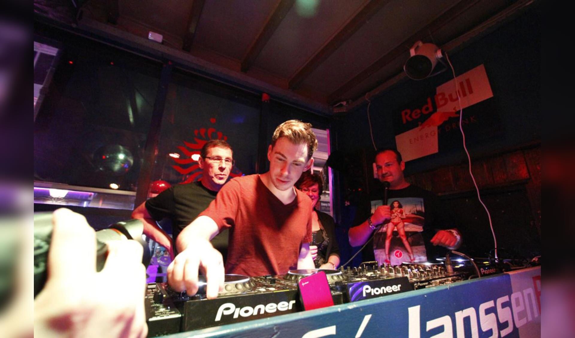 DJ Hardwell werd zondag verrast met de Cultuurprijs. En bouwde daarna een feestje in Café Janssen. foto Wijnand Nijs