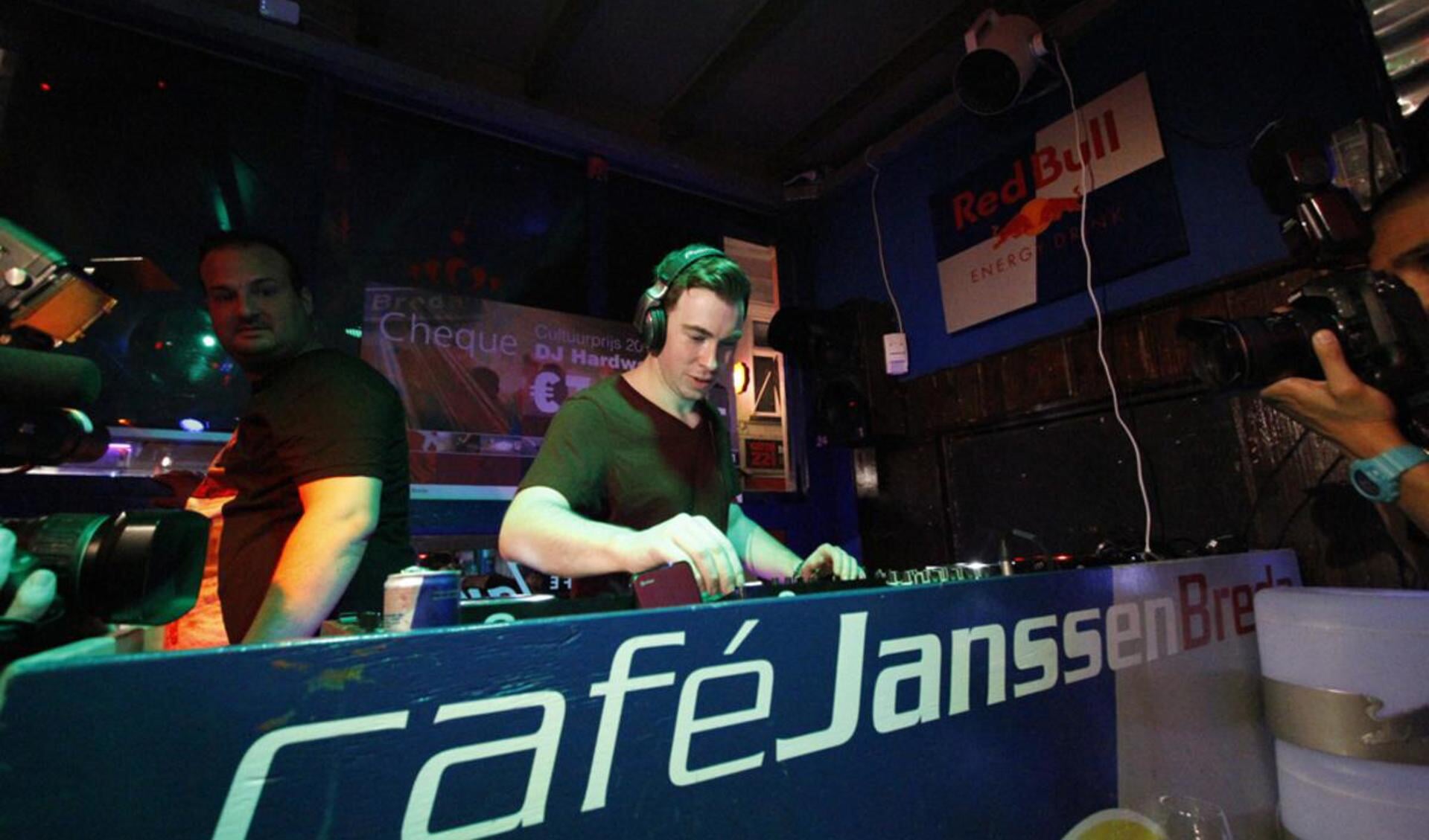 DJ Hardwell werd zondag verrast met de Cultuurprijs. En bouwde daarna een feestje in Café Janssen. foto Wijnand Nijs