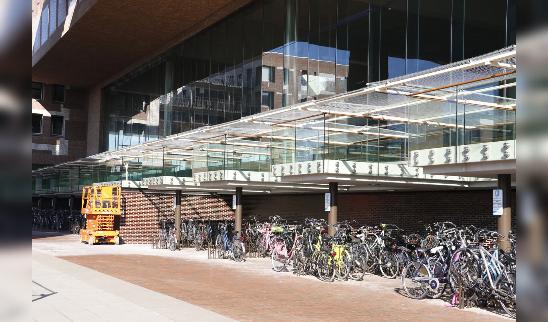 Prorail en gemeente Breda hebben hekken geplaatst om fietsparkeerders te beschermen tegen vallende stenen.
