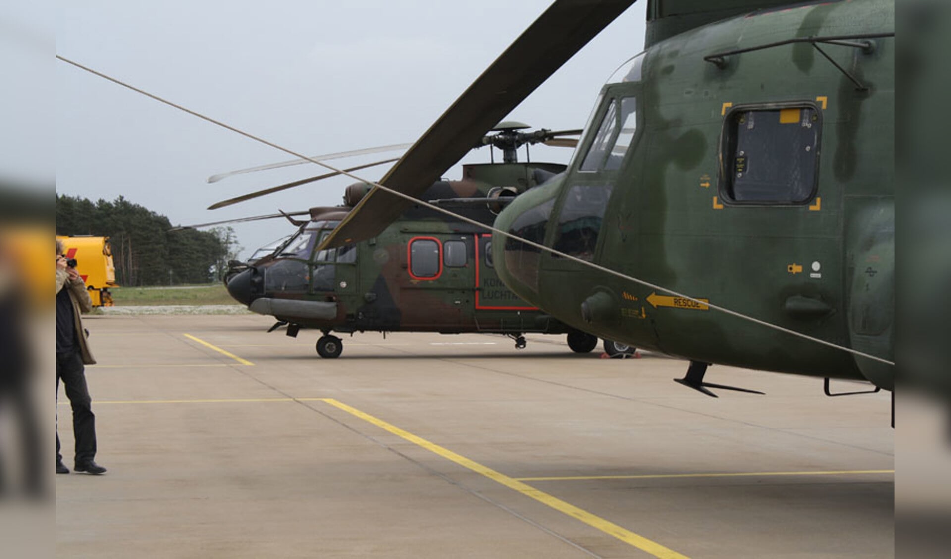 Ongeveer 50 mannen en vrouwen van het Defensie Helikopter Commando zijn woensdagmiddag onderscheiden. foto Jelle Willers