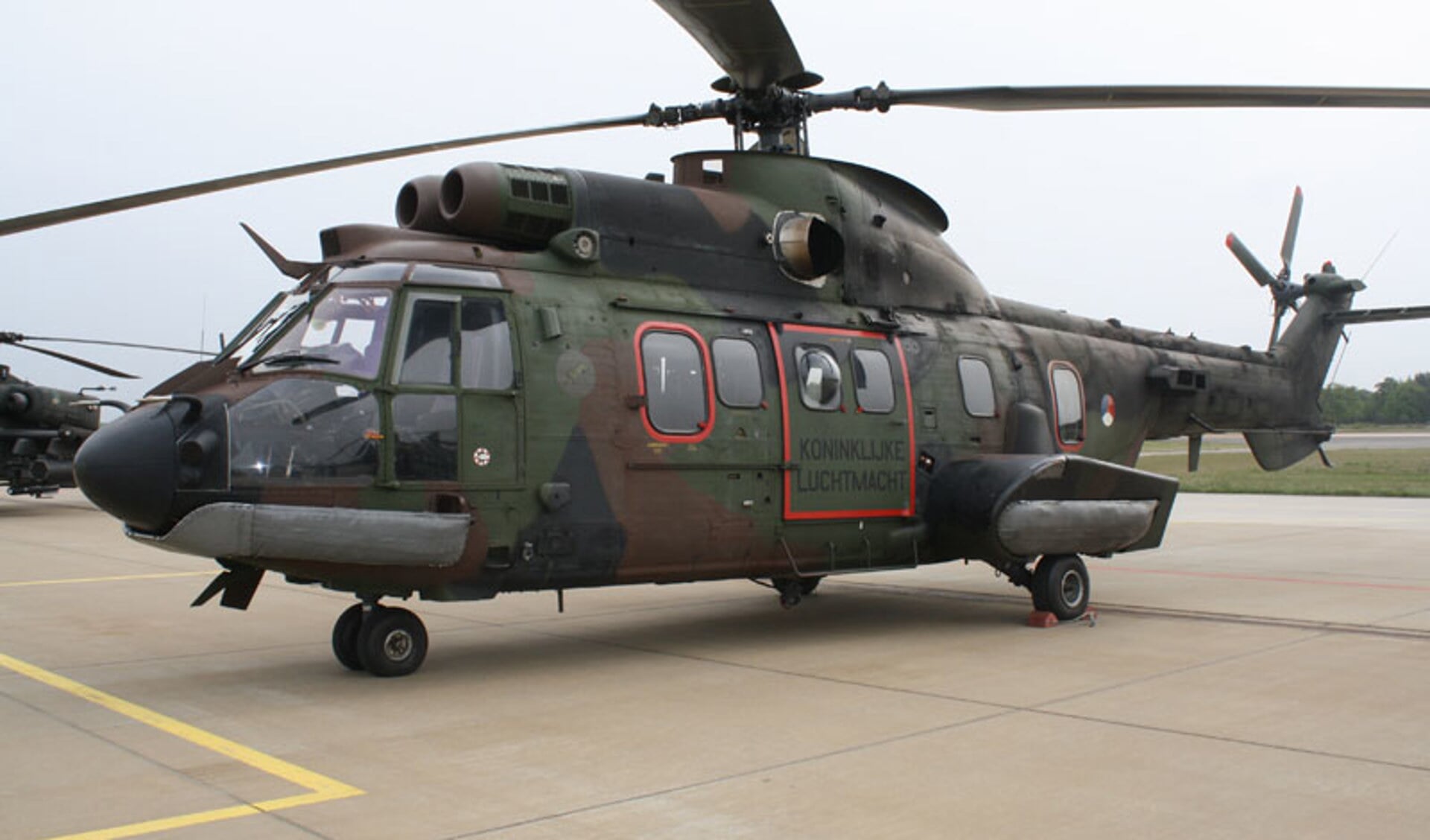 Ongeveer 50 mannen en vrouwen van het Defensie Helikopter Commando zijn woensdagmiddag onderscheiden. foto Jelle Willers