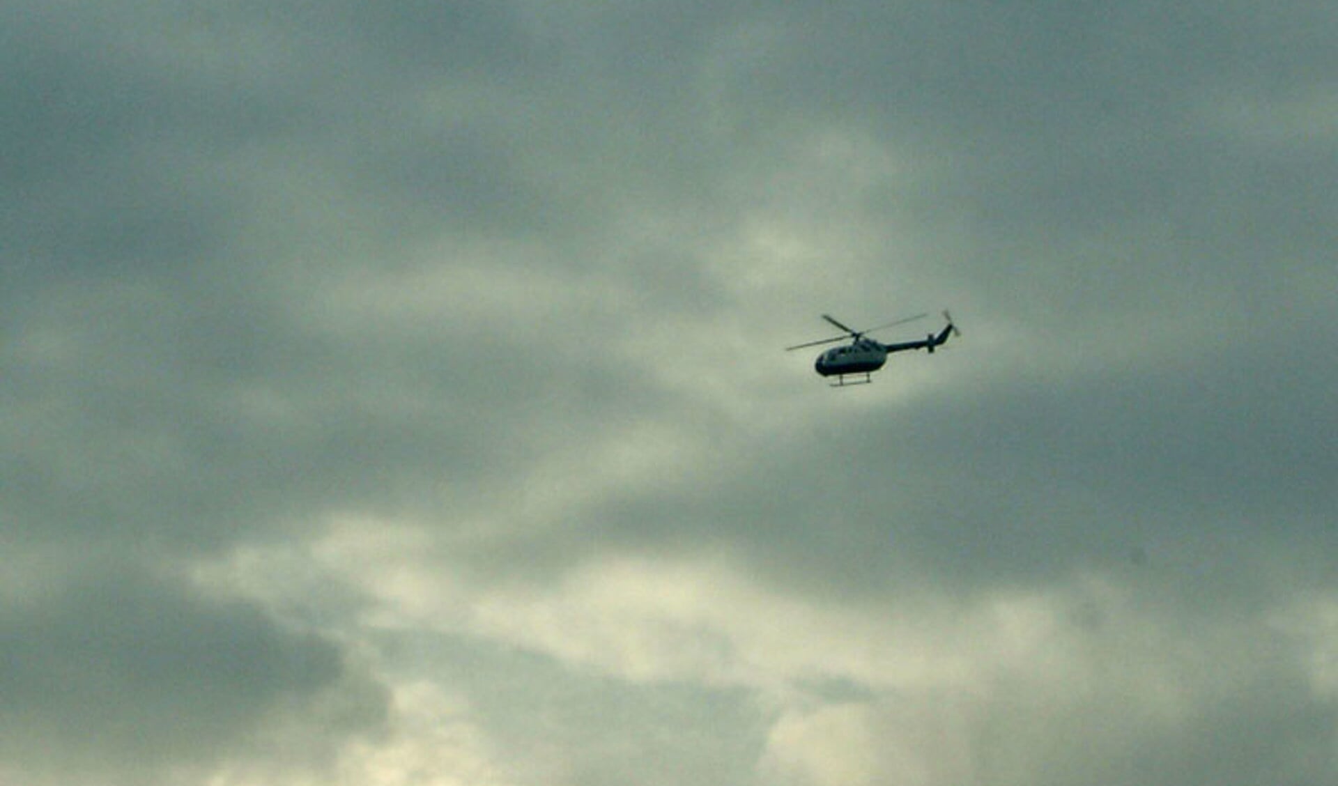 Een helikopter die werd ingezet tijdens de zoektocht naar een ontsnapte verdachte. foto Wijnand Nijs